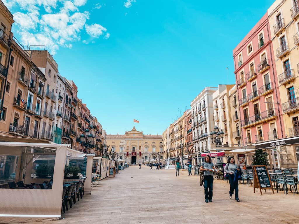 Plaça de la Font in Tarragona, Spain, bustling with outdoor cafes and strolling visitors, capturing the vibrant urban lifestyle and leisure opportunities in the city's squares.